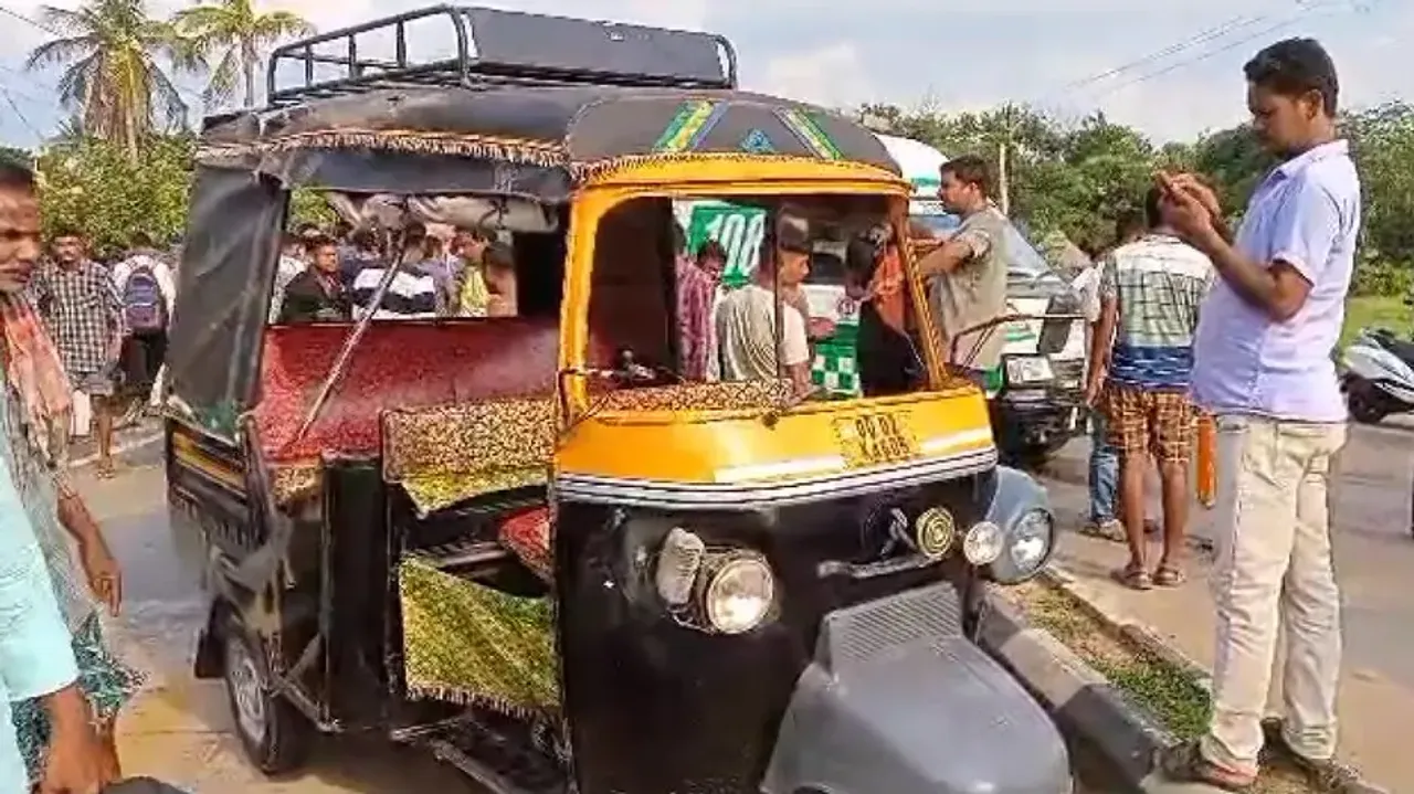 Auto Rickshaw Involved In Road Mishap