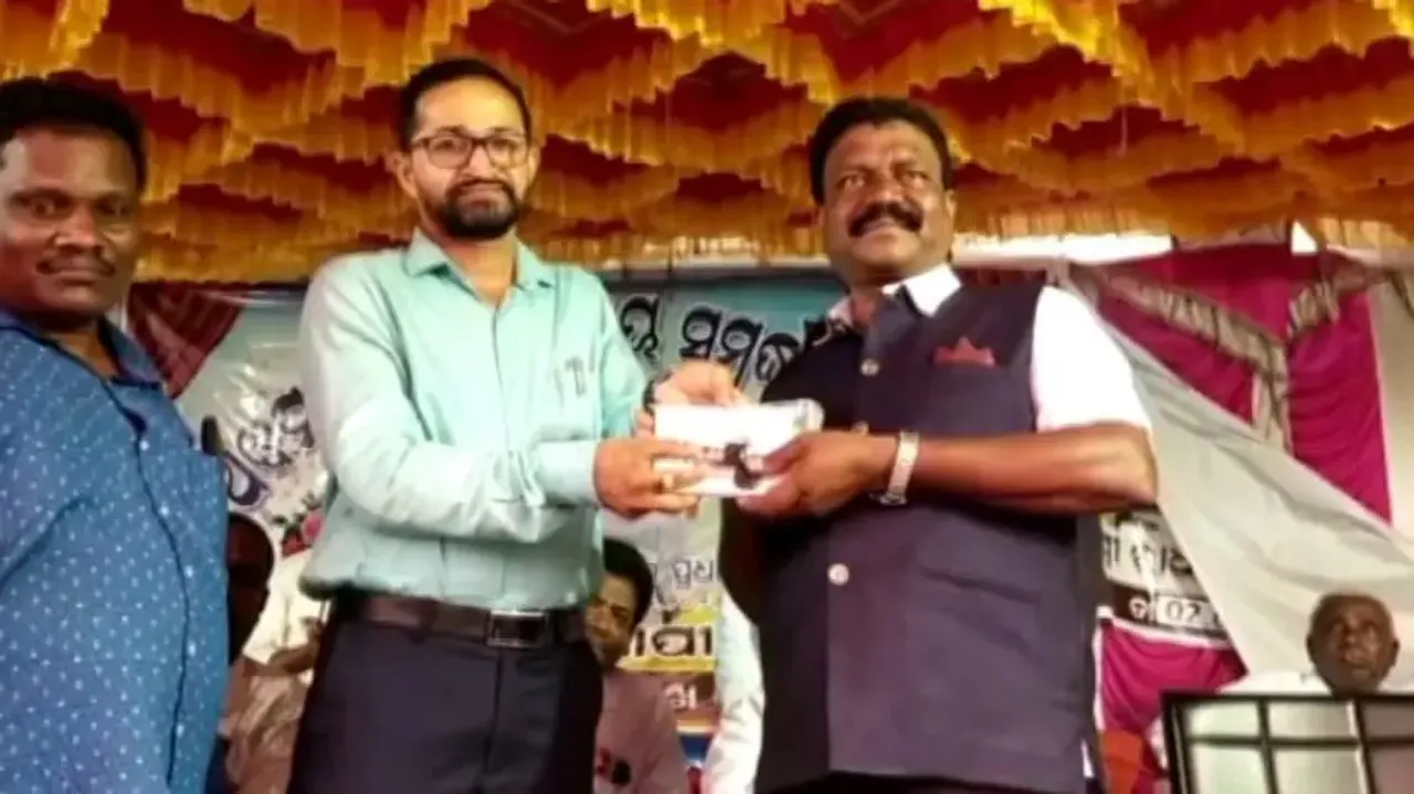 Emotional farewell to school teacher in Ganjam