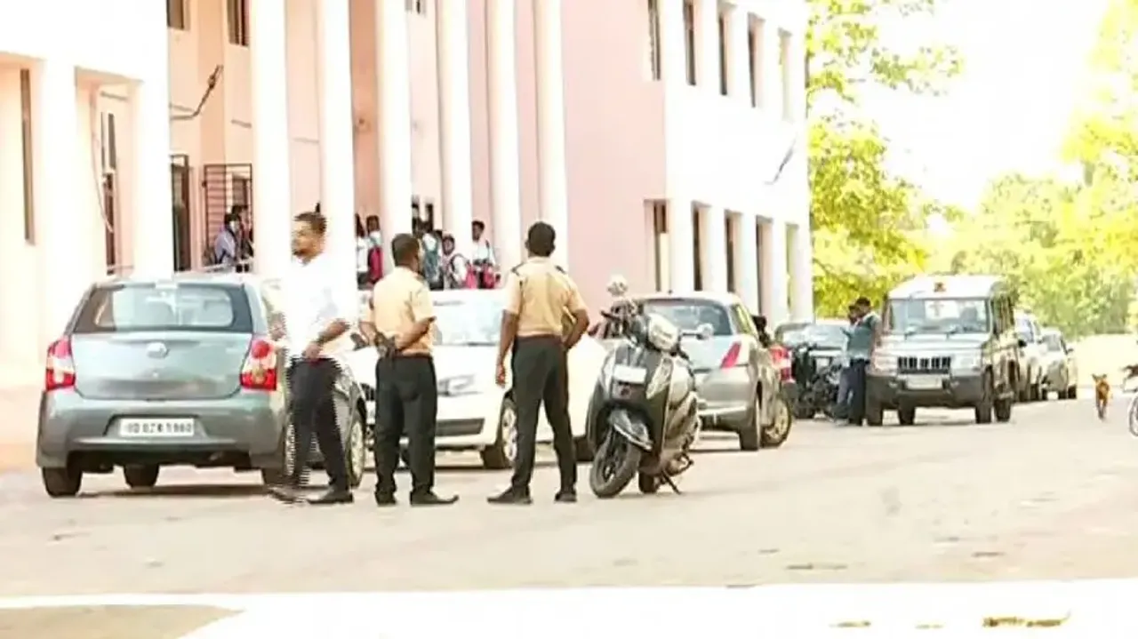 Tension erupts in BJB College in Bhubaneswar after group clash 