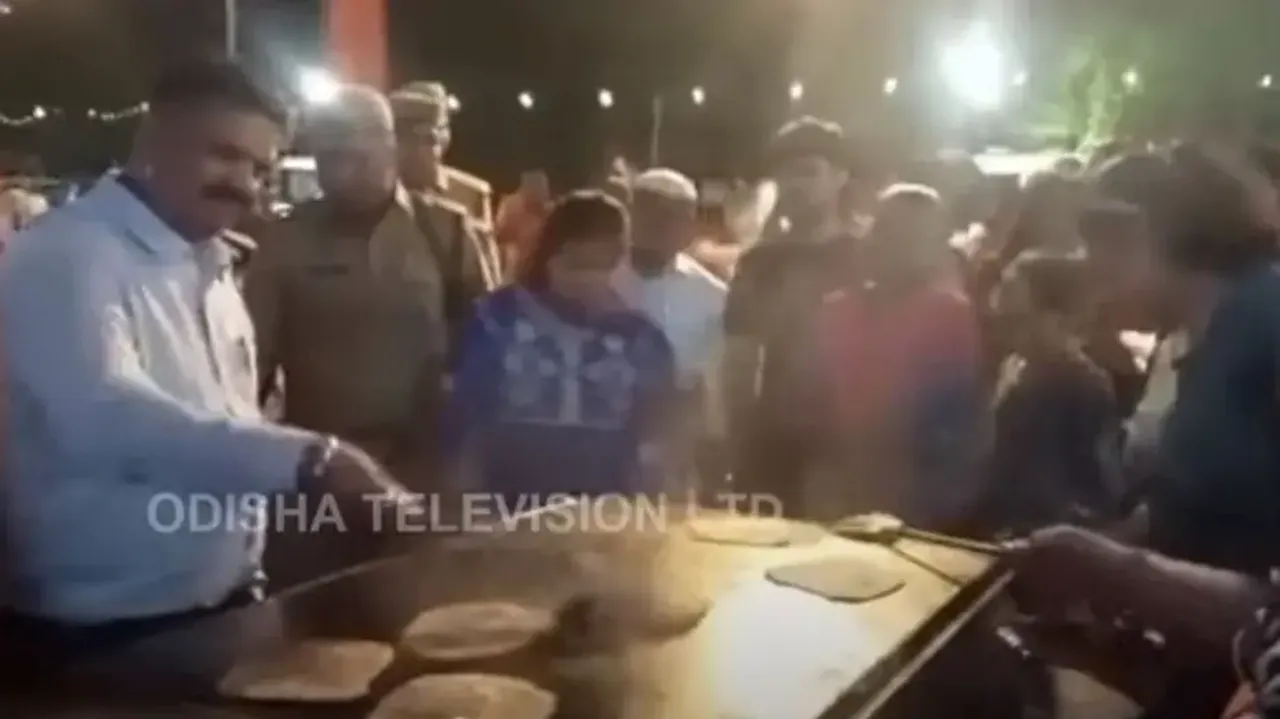 IAS officer bakes roti for Kanwariyas, video goes viral