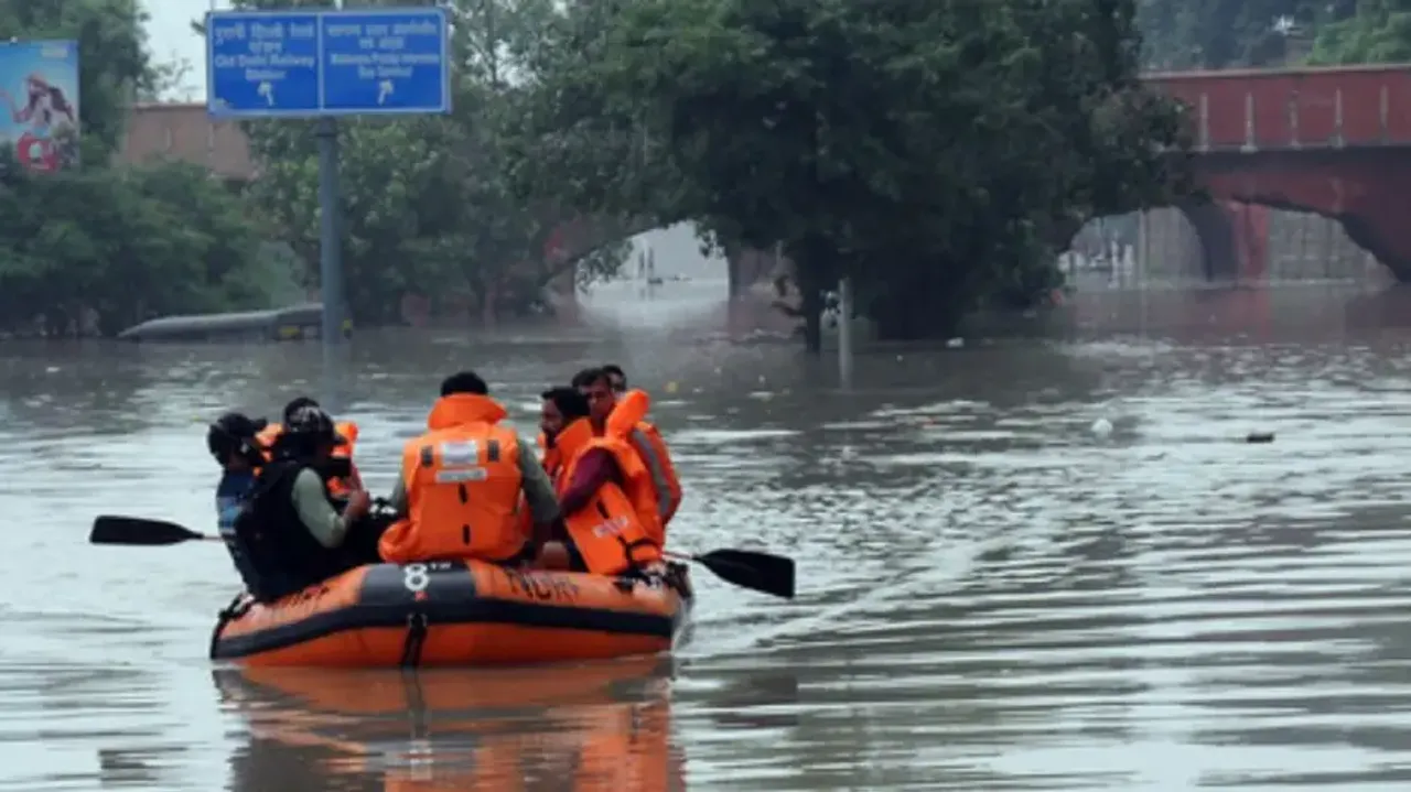 Parts of Delhi remain flooded despite slight decrease in Yamuna water level