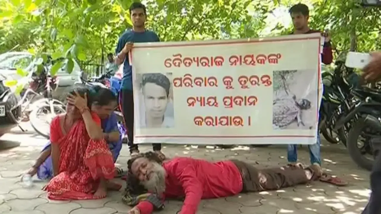 Kin of murder victim 'tortured by police,' threaten mass suicide