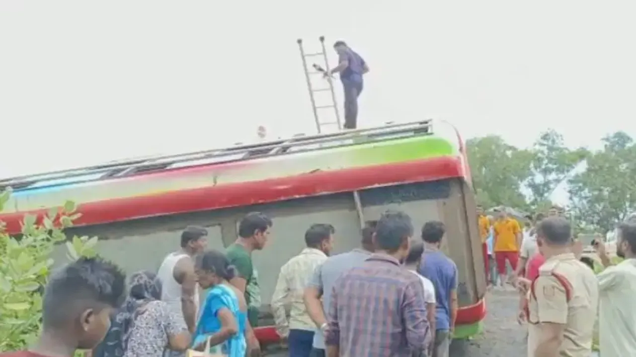Bus overturns in Bhadrak