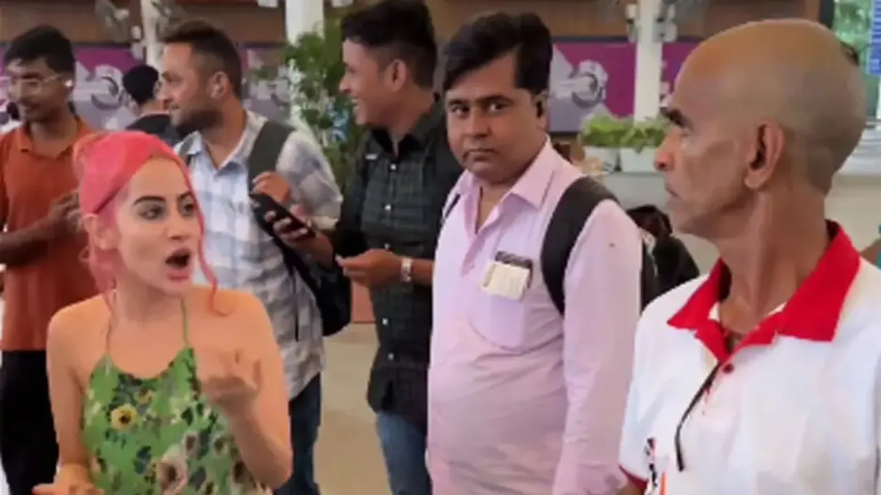 Urfi Javed slammed by elderly man over weird fashion choice; watch