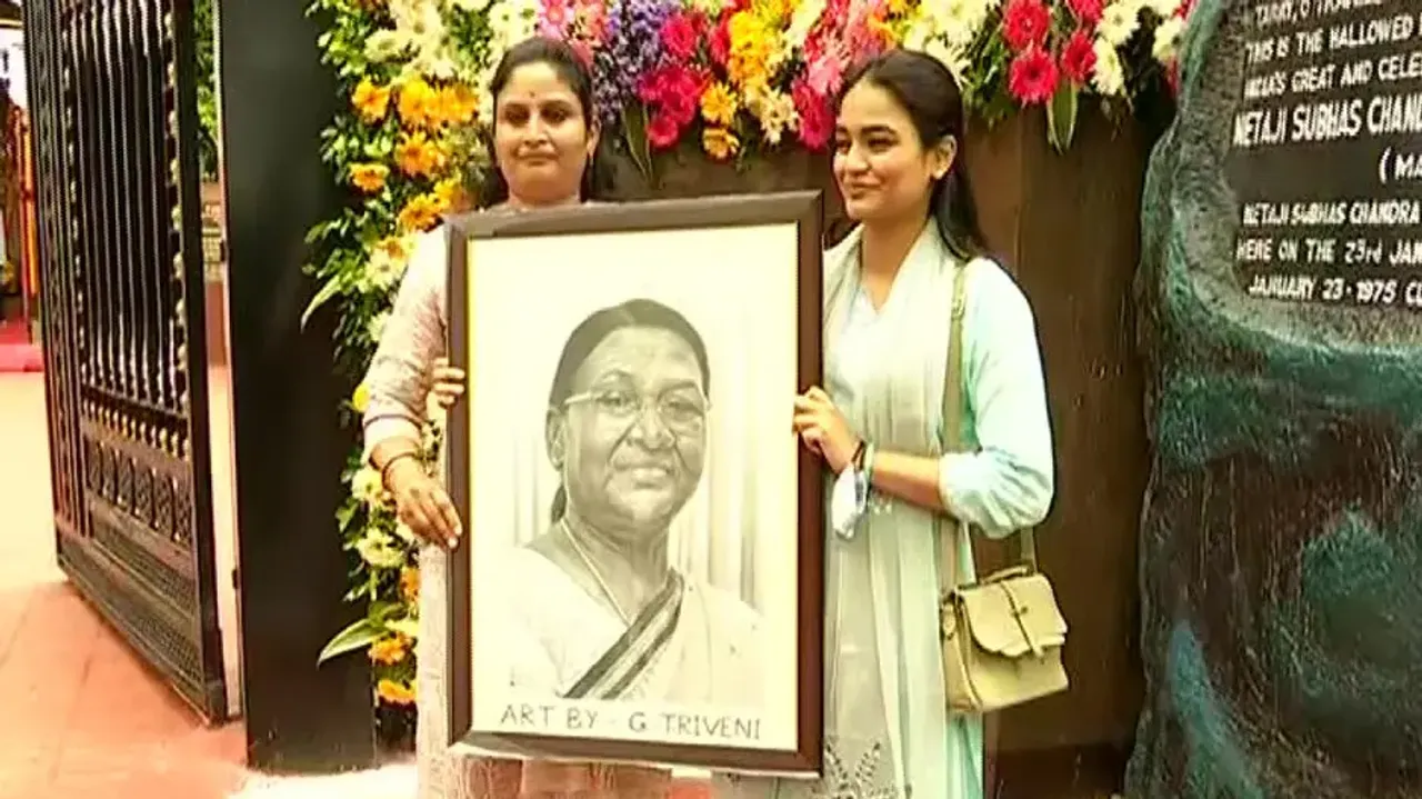 G Triveni (L) eagerly waits to present President Droupadi Murmu with her smiling portrait