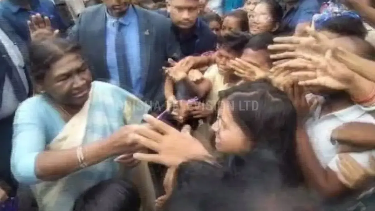 President Murmu distributes chocolates among Cuttack kids