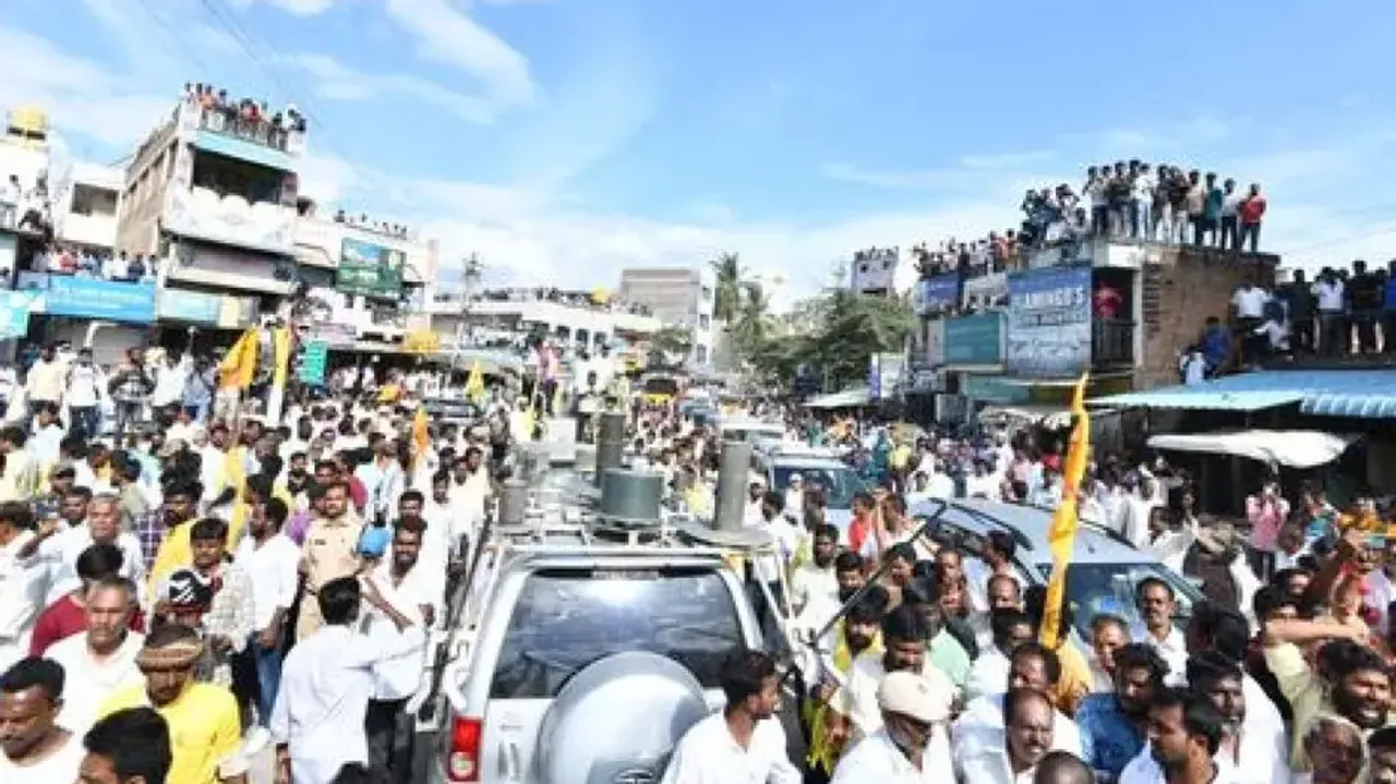 Violence in Andhra town as police stops Chandrababu Naidu’s convoy