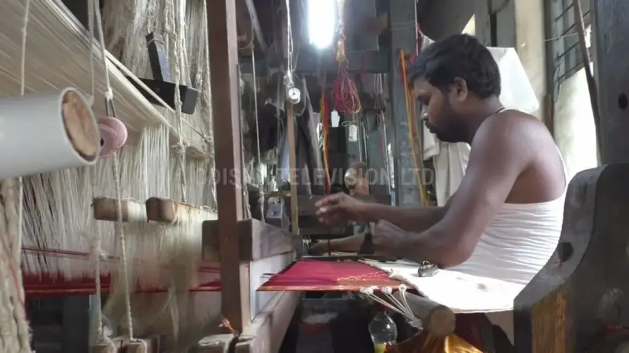 Here is how handloom sarees are woven, a step-by-step guide