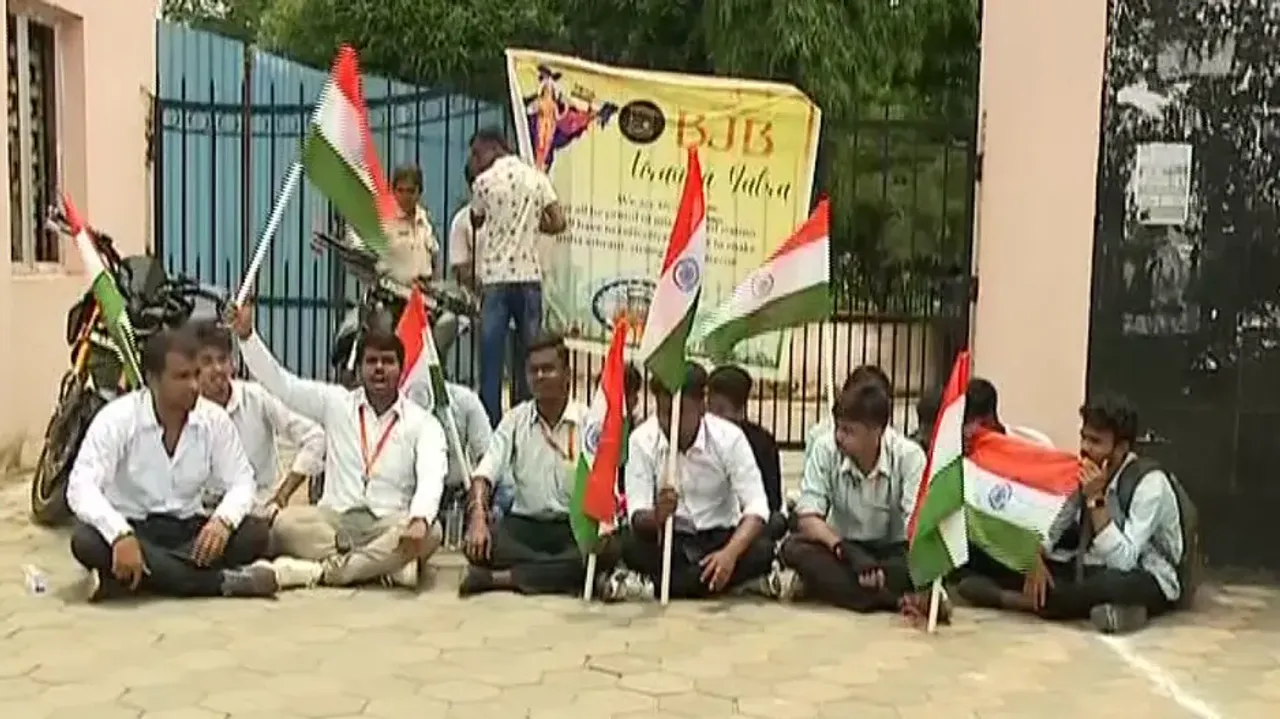 Students Sit On Dharna In front Of BJB College