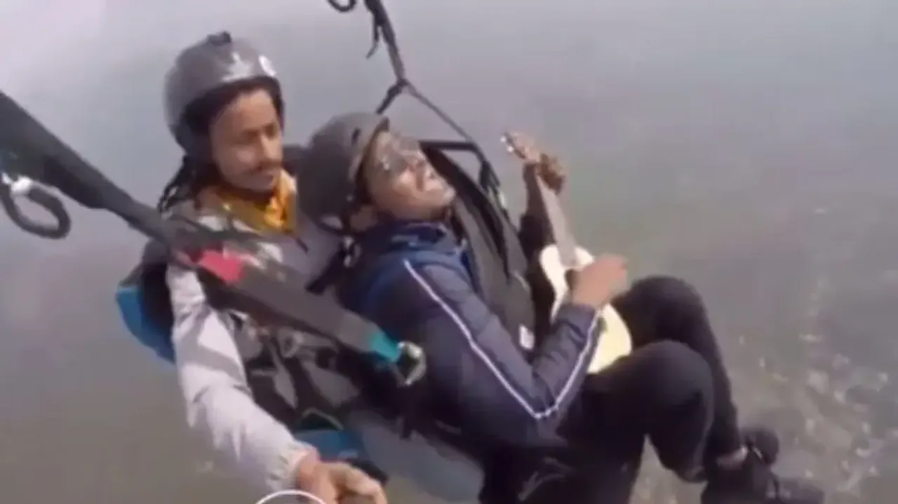 Patriotism 8000 feet above ground: Man sings ‘Maa Tujhe Salaam’ while paragliding, watch