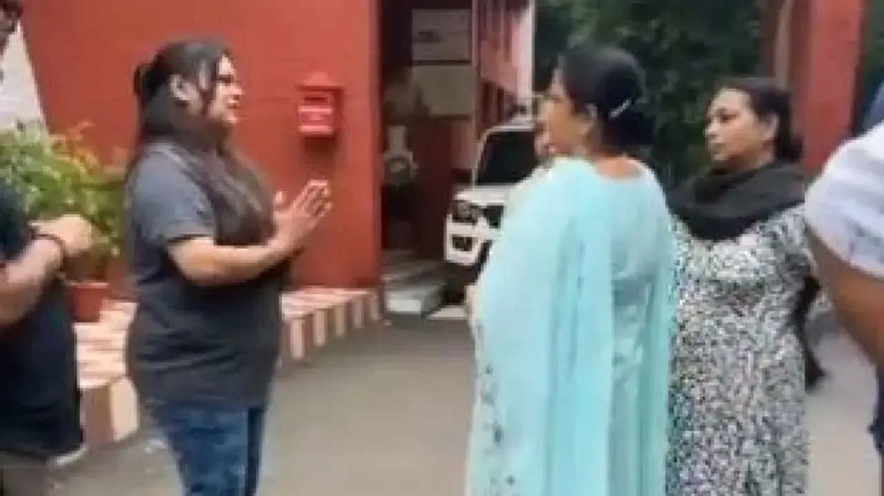 Woman driver beats up elderly women over road mishap, video ends with a twist