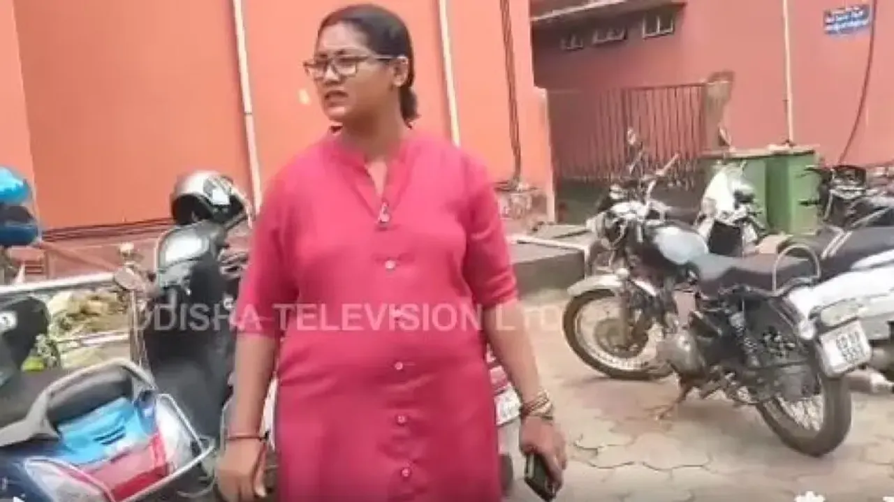 Lady cop demands bribe to settle vigilance case