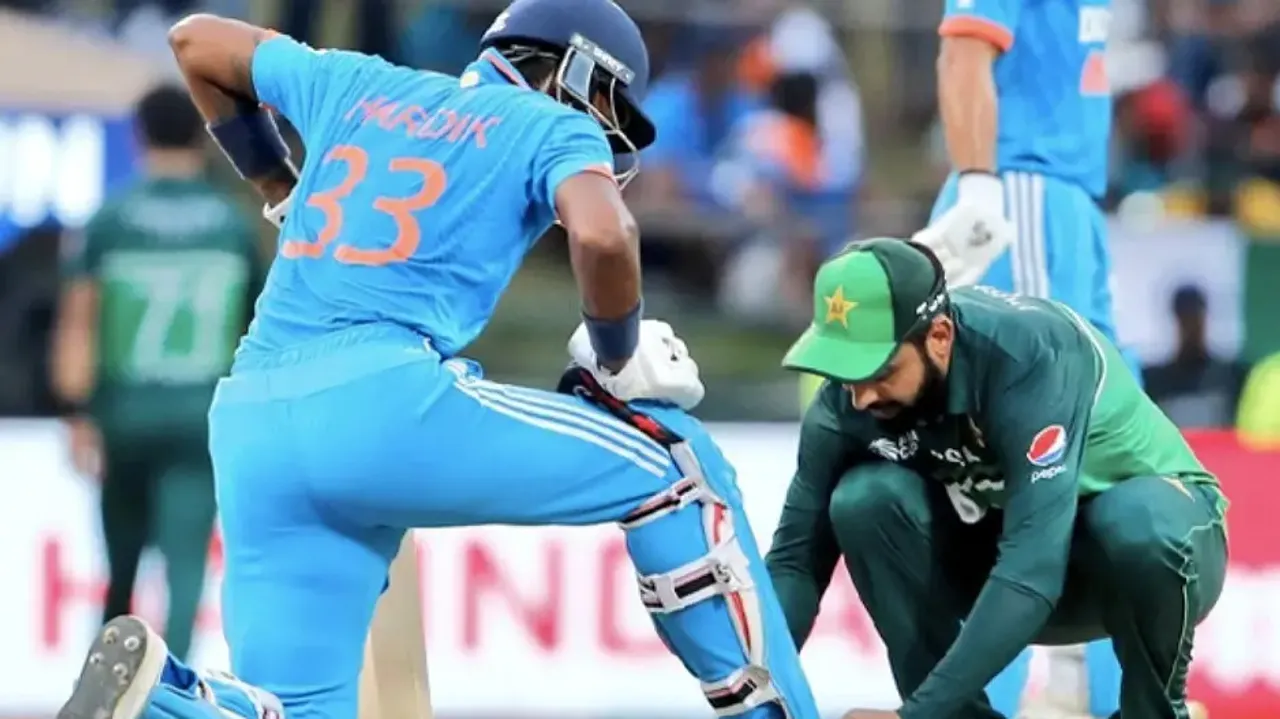 Shadab Khan ties shoelace of Hardik Pandya