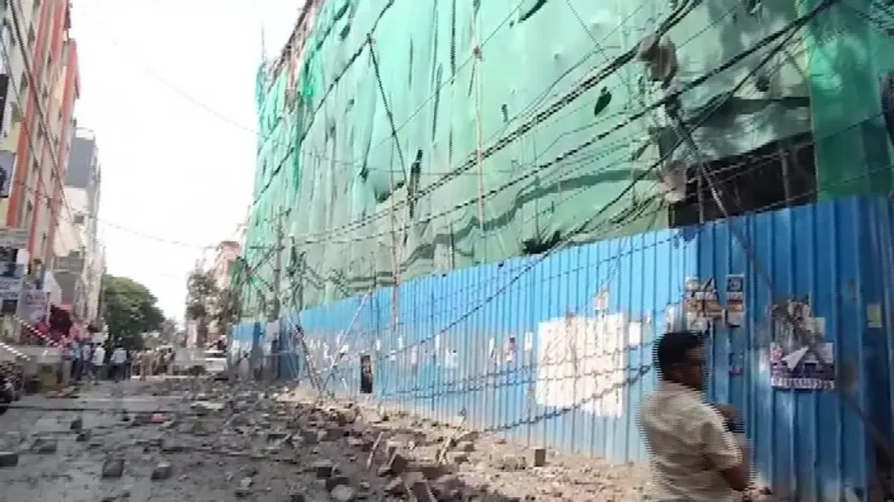 Roof Centering Of Under Construction Building Collapses