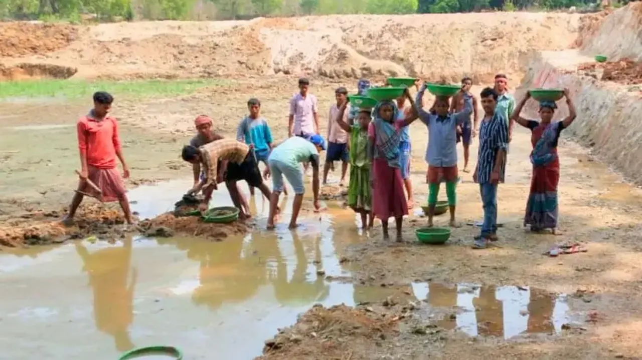 MGNREGA workers in Rayagada caught between job card deletions, Aadhaar seeding