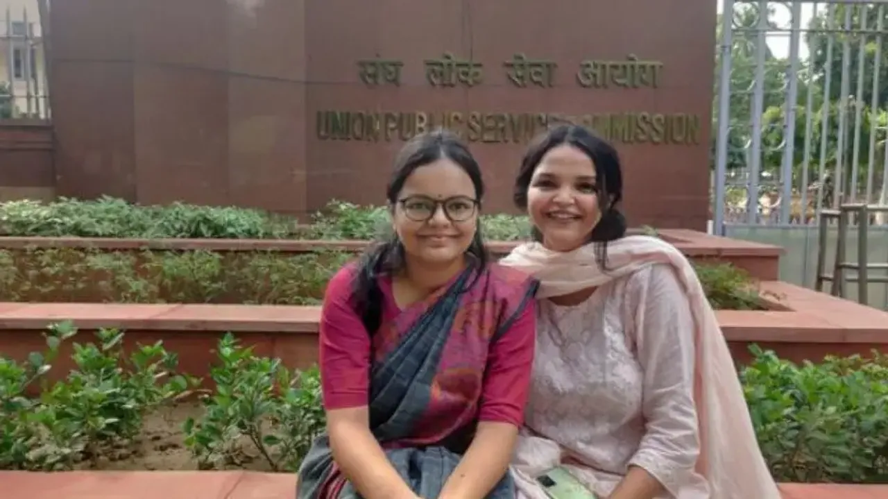 Meet Simran & Srishti, 2 sisters from Delhi who cracked UPSC together to become IAS officers