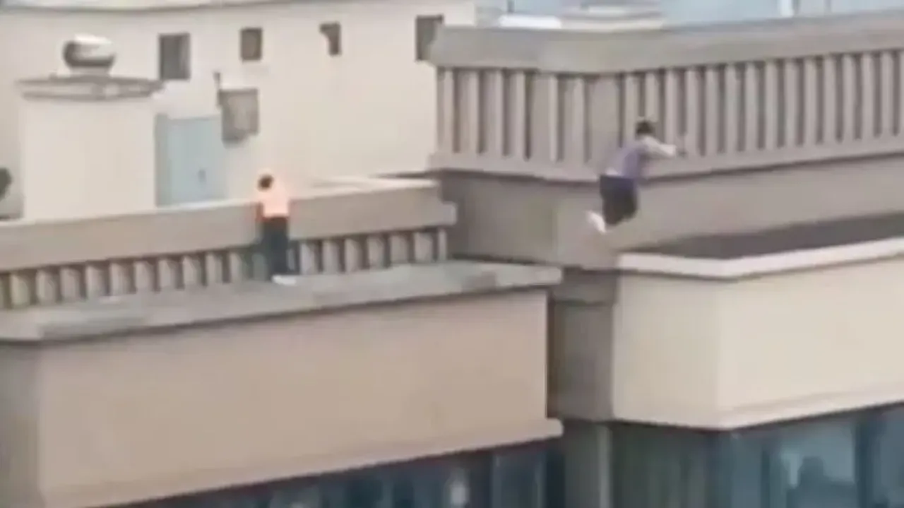 Heart-stopping video of 2 kids playing on edge of 22-storey building goes viral