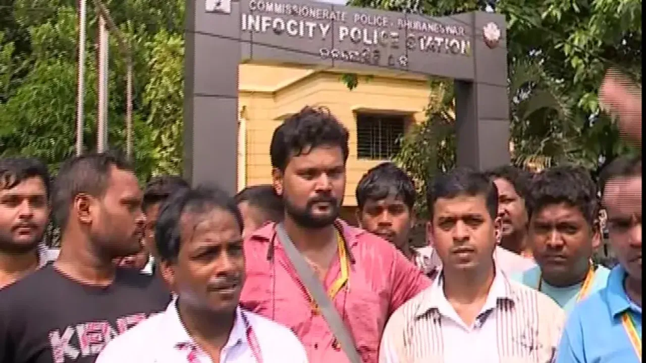 Autorickshaw drivers gherao Infocity Police Station