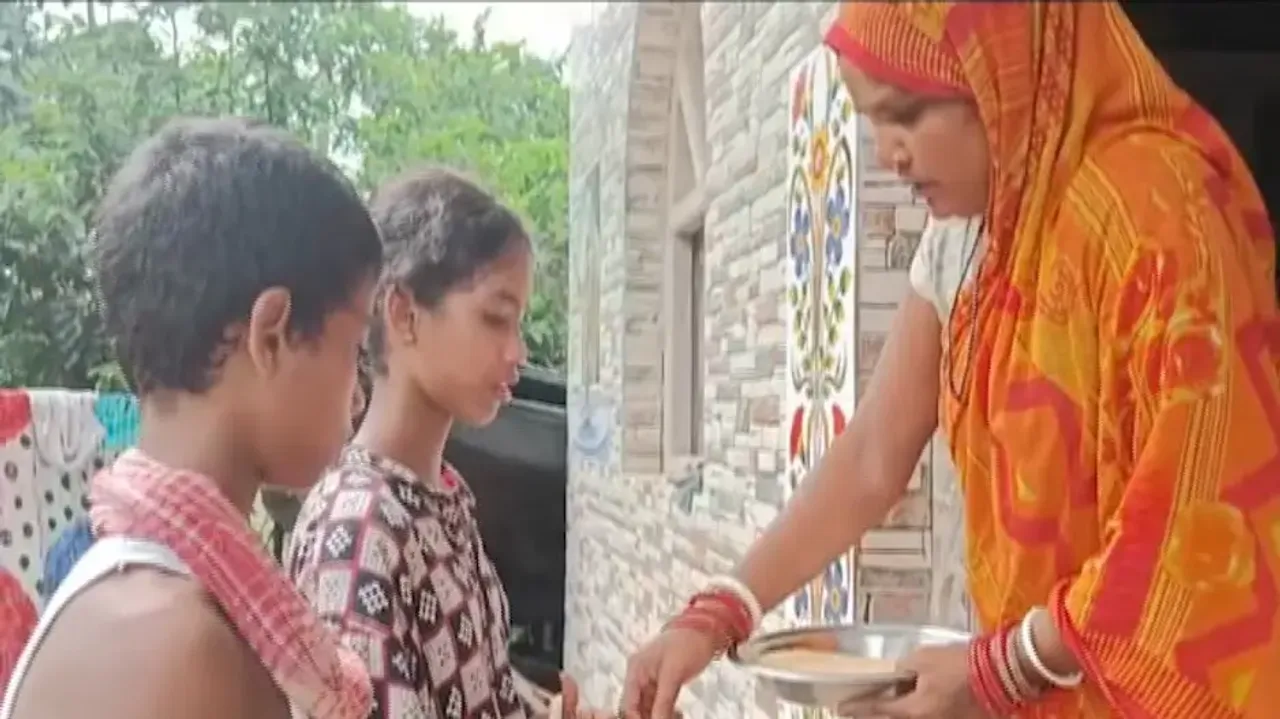 Minor siblings beg from door to door in Balasore