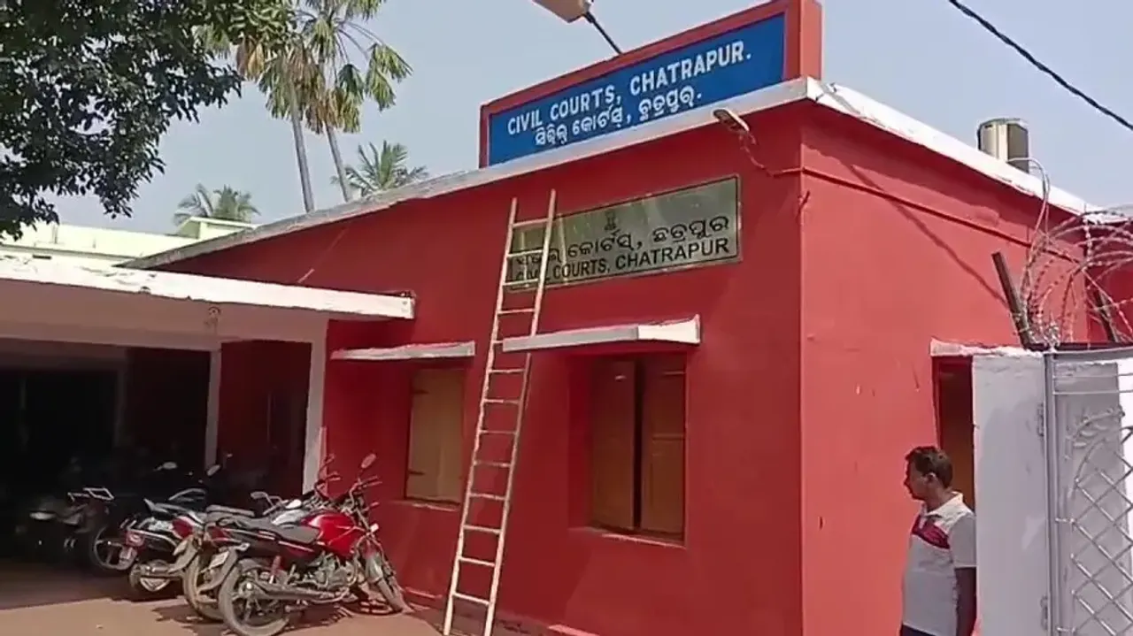 Man throws stone inside courtroom 
