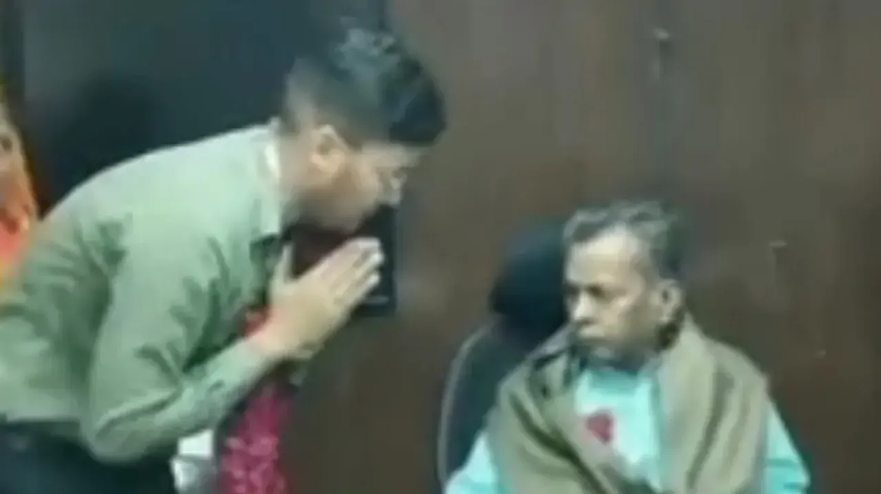 IAS officer offers shawl, his chair to priest; video goes viral, watch