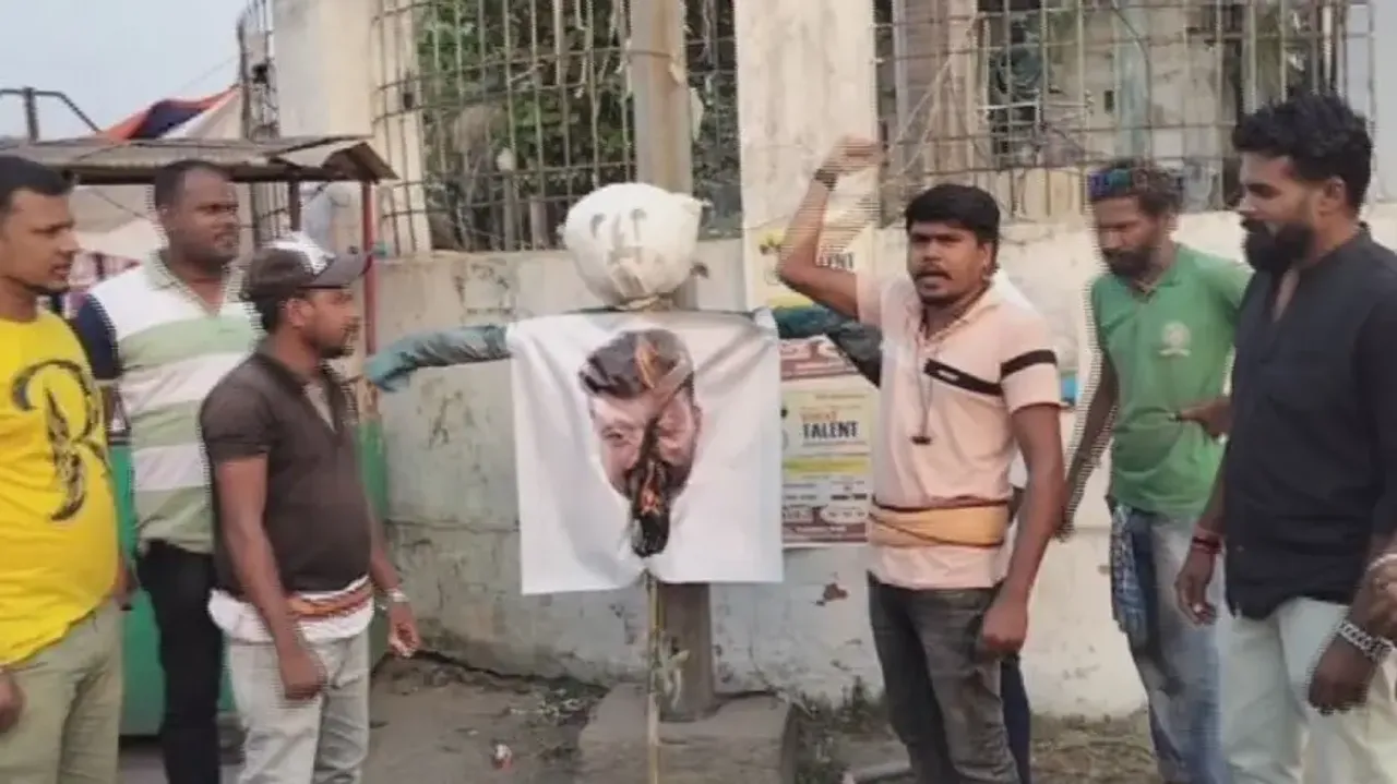 Manoj Mishra ban controversy: Koshal Sena burns effigy of Anubhav Mohanty, demands apology