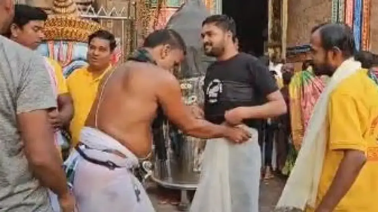 Servitors ensure decent dress rule at Srimandir, stop devotees in half pants 