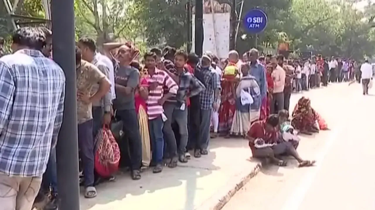 Long queue at RBI Bhubaneswar to exchange Rs 2000 notes