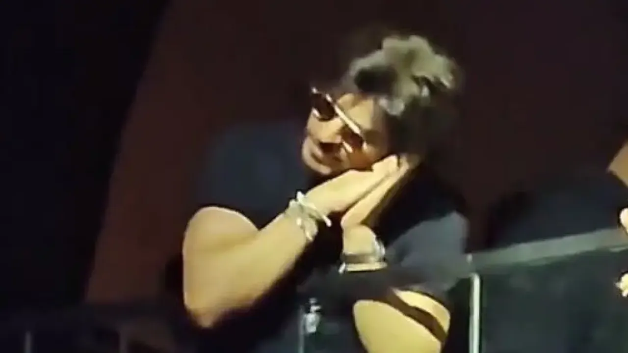 Shah Rukh Khan pens heartfelt note for fans on birthday, proves why he is the 'King of Romance'