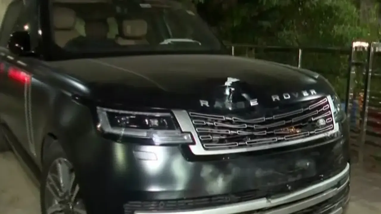 Range Rover Hits Bike In Bhubaneswar