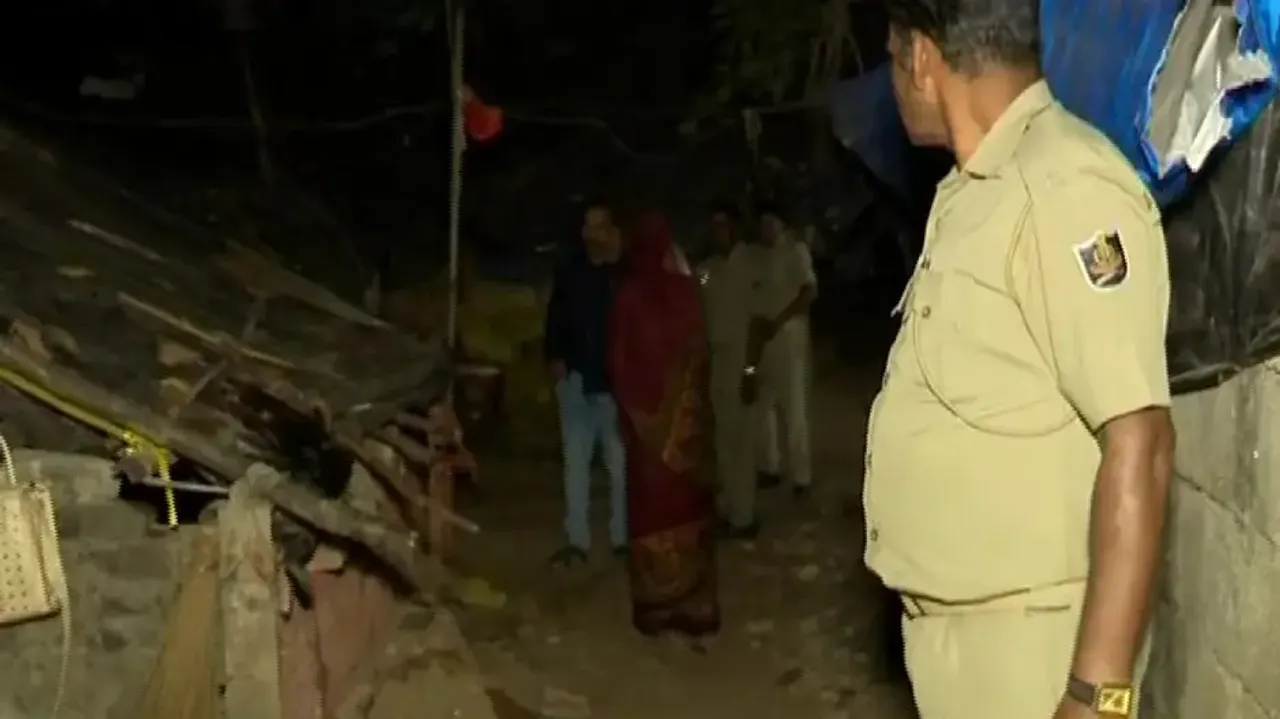 Police At The Slum Where Minor Girl Was raped & Murdered
