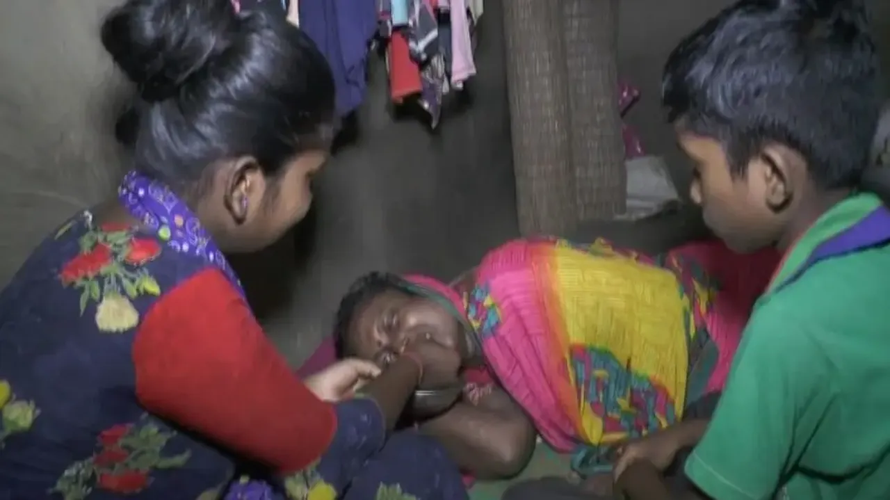 Manorama Das Being Fed By Her Daughter