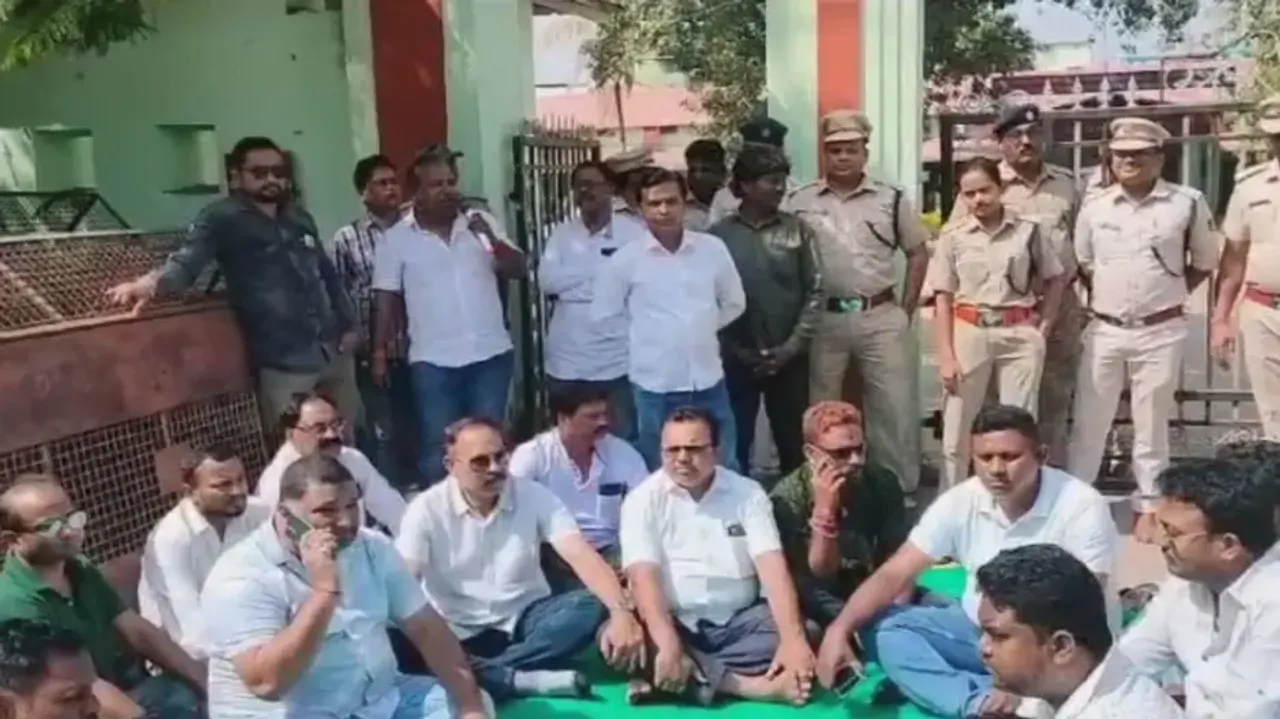 Congress members Protest At Bargarh SP office