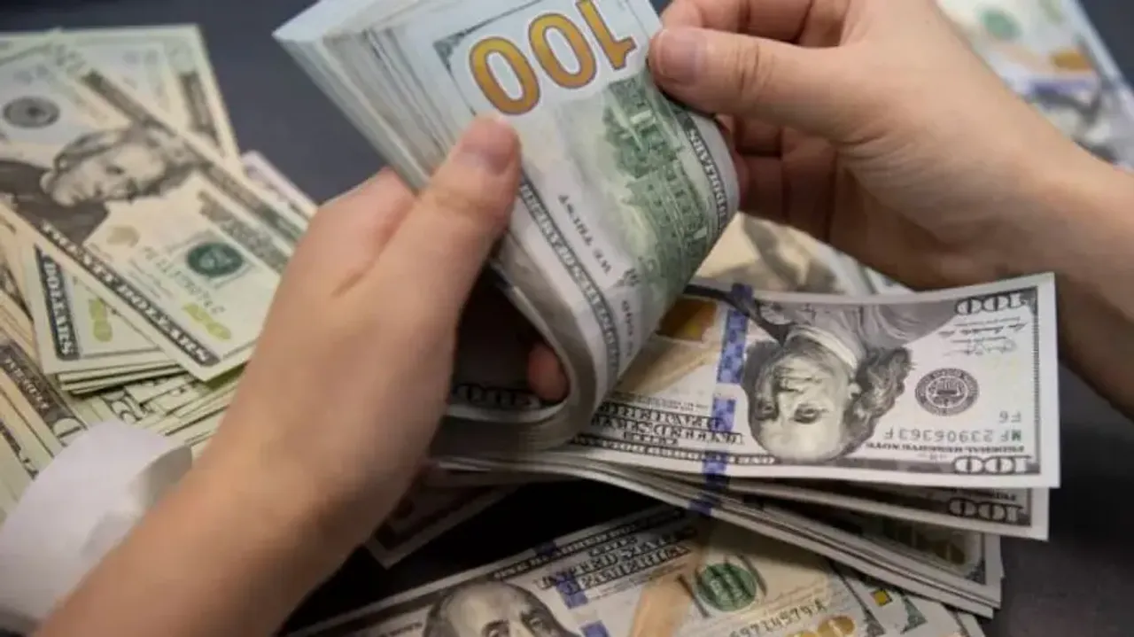 Bengaluru ragpicker finds 23 bundles of US dollars worth Rs 25 crore in garbage