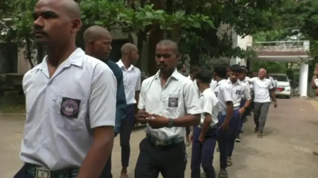 100 hostel inmates walk 3 km to register complaint with Collector in Odisha’s Rayagada