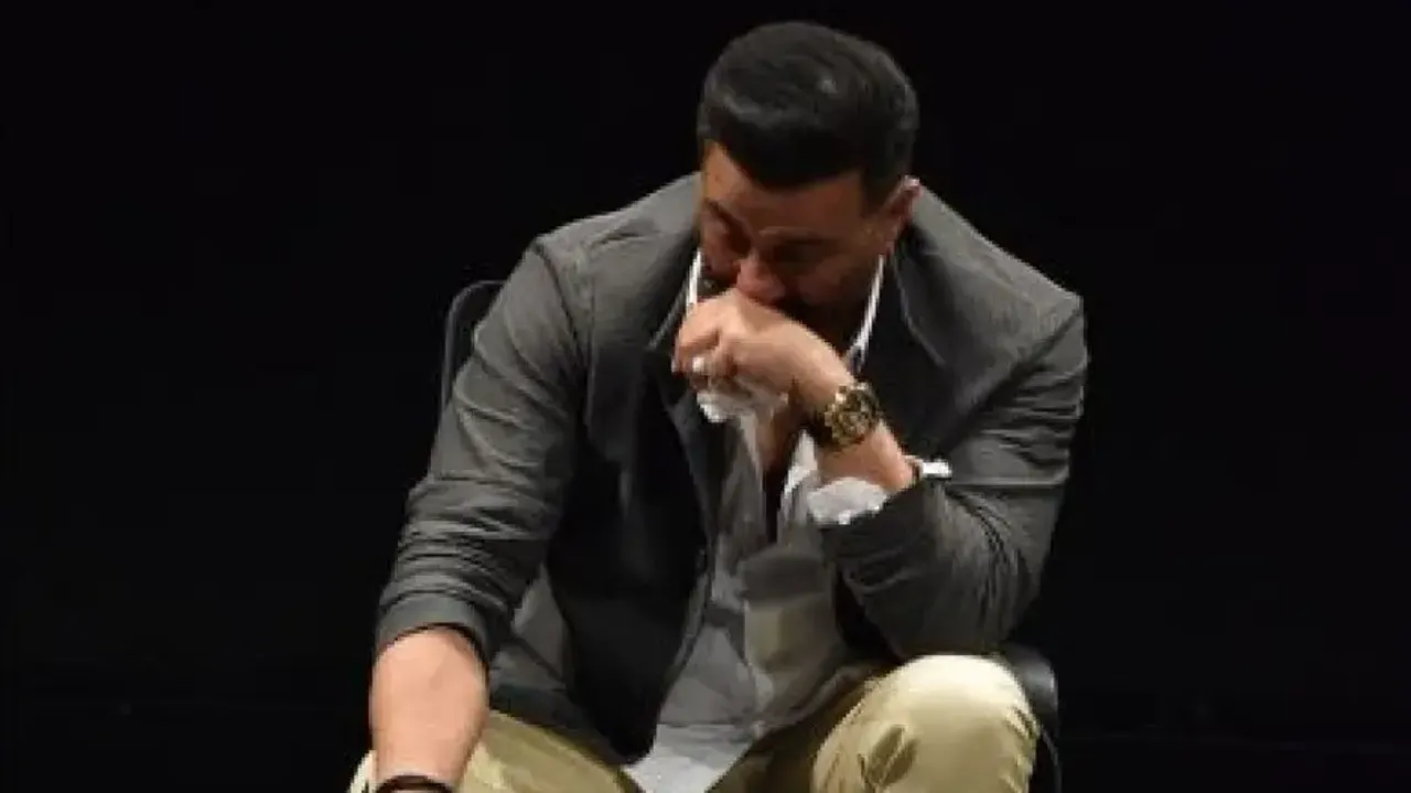 IFFI 2023: Sunny Deol breaks down in tears on stage after director Rajkumar Santoshi’s speech