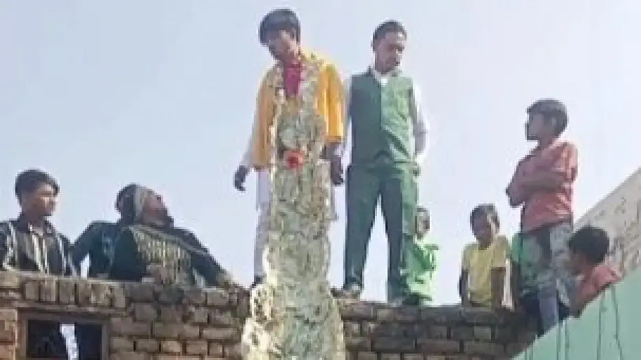  Groom wearRs 20 lakh currency note garland at wedding 