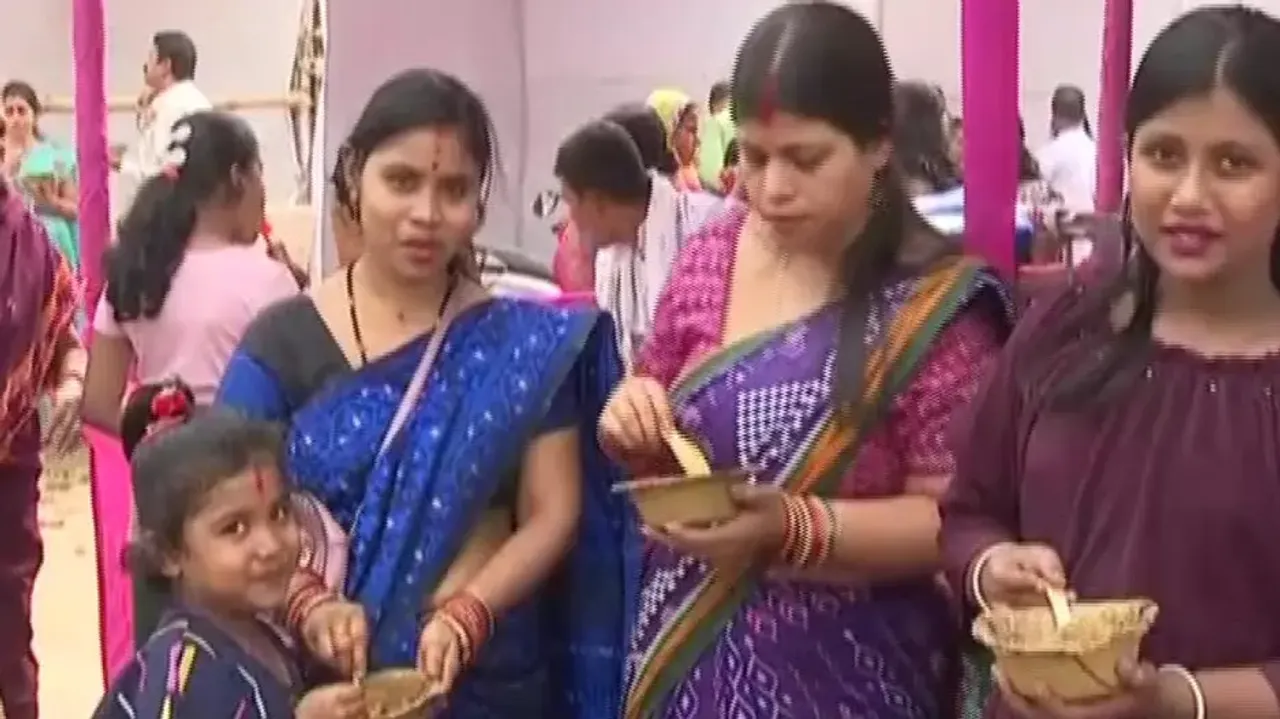 Bali Yatra: Visitors relish ‘Dahi Bara and Aloo Dum’ on first day of fair in Cuttack 