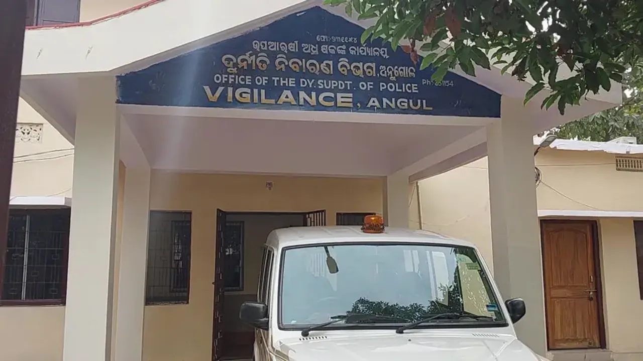 Odisha Vigilance's bribe cuffs on senior clerk, house searched 