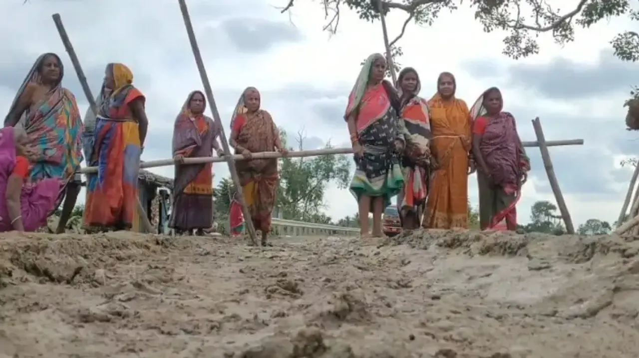 Women protest sand transportation on village road in Odisha’s Jajpur, erect fence across road 