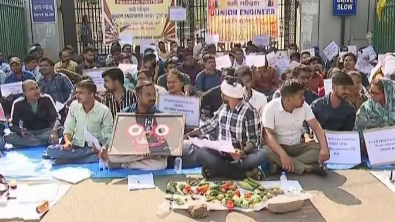 Diploma engineers in Odisha sell vegetables, polish shoes protesting lack of jobs 