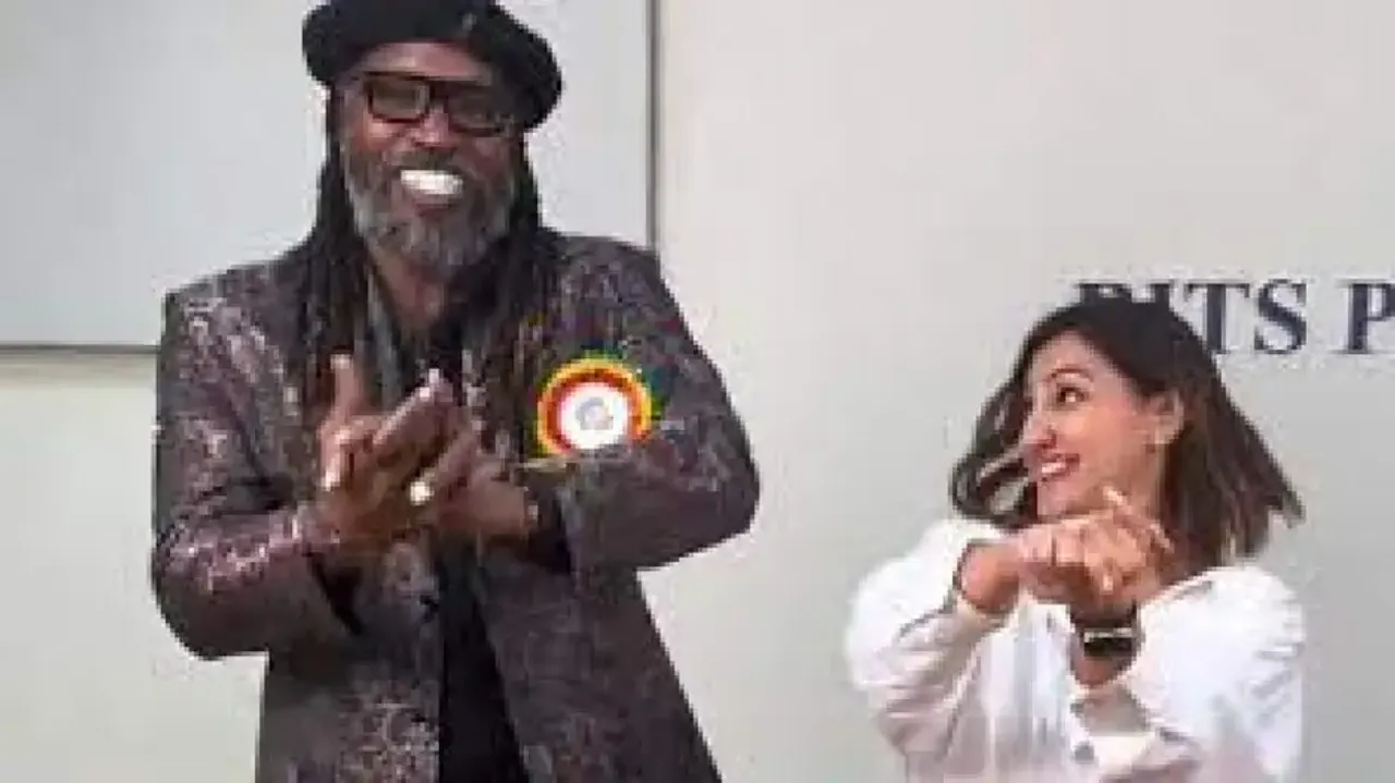 Chris Gayle dances to SRK's hit