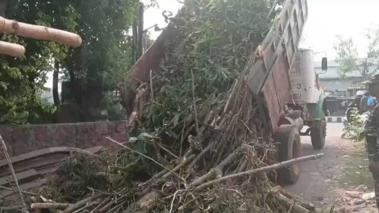 BMC dumps garbage in front of electricity office, leaves staff fumed  