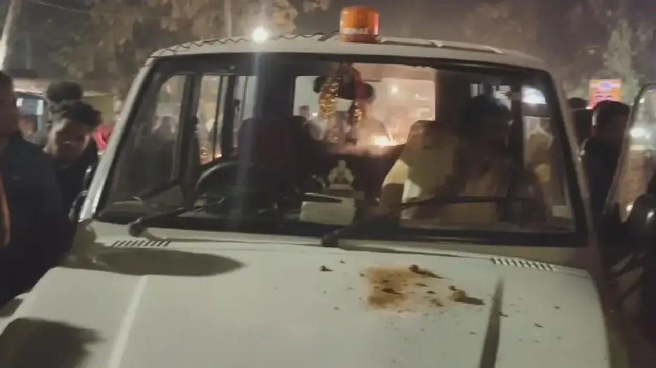 Hyva truck 'kills 2' in Sonepur, angry locals 'vandalise police van'