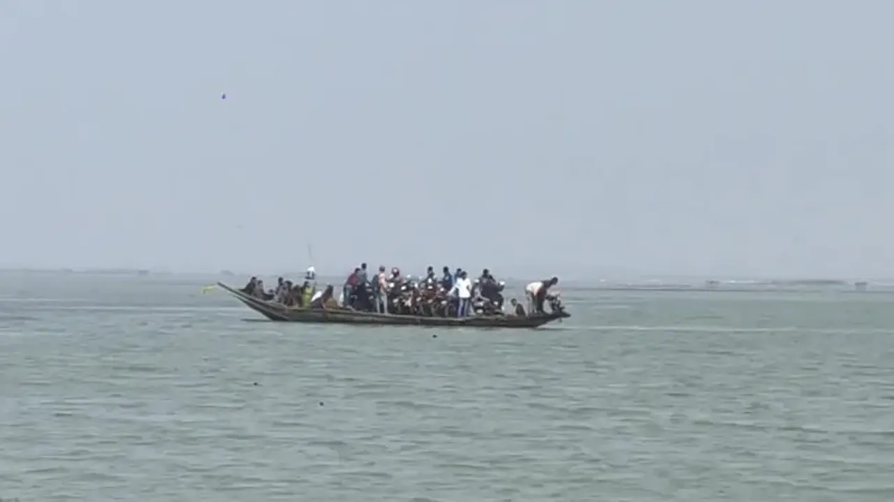 Boat Stuck In Chilika
