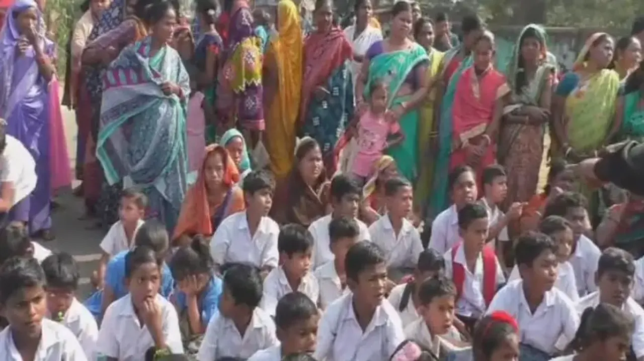 School students, parents sit on dharna over incomplete classrooms in Bolangir