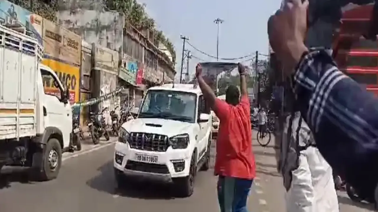 Congress Members Show Black Flag To Pandian