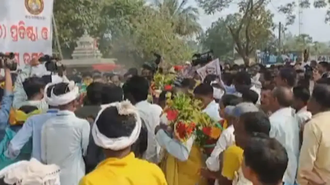 BJD leader Nalini Pradhan faces protest during Gond Samaj programme in Angul 