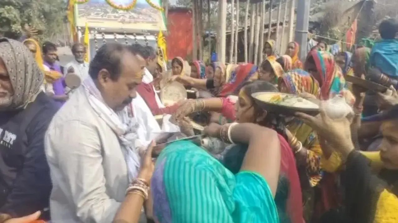 Odisha govt's Arpan Rath collecting rice from people for inauguration of Srimandir Parikrama project