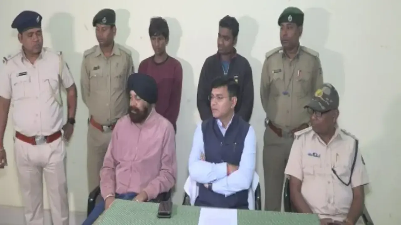 Parrot smuggling cracked; two arrested by forest department in Odisha's Rourkela